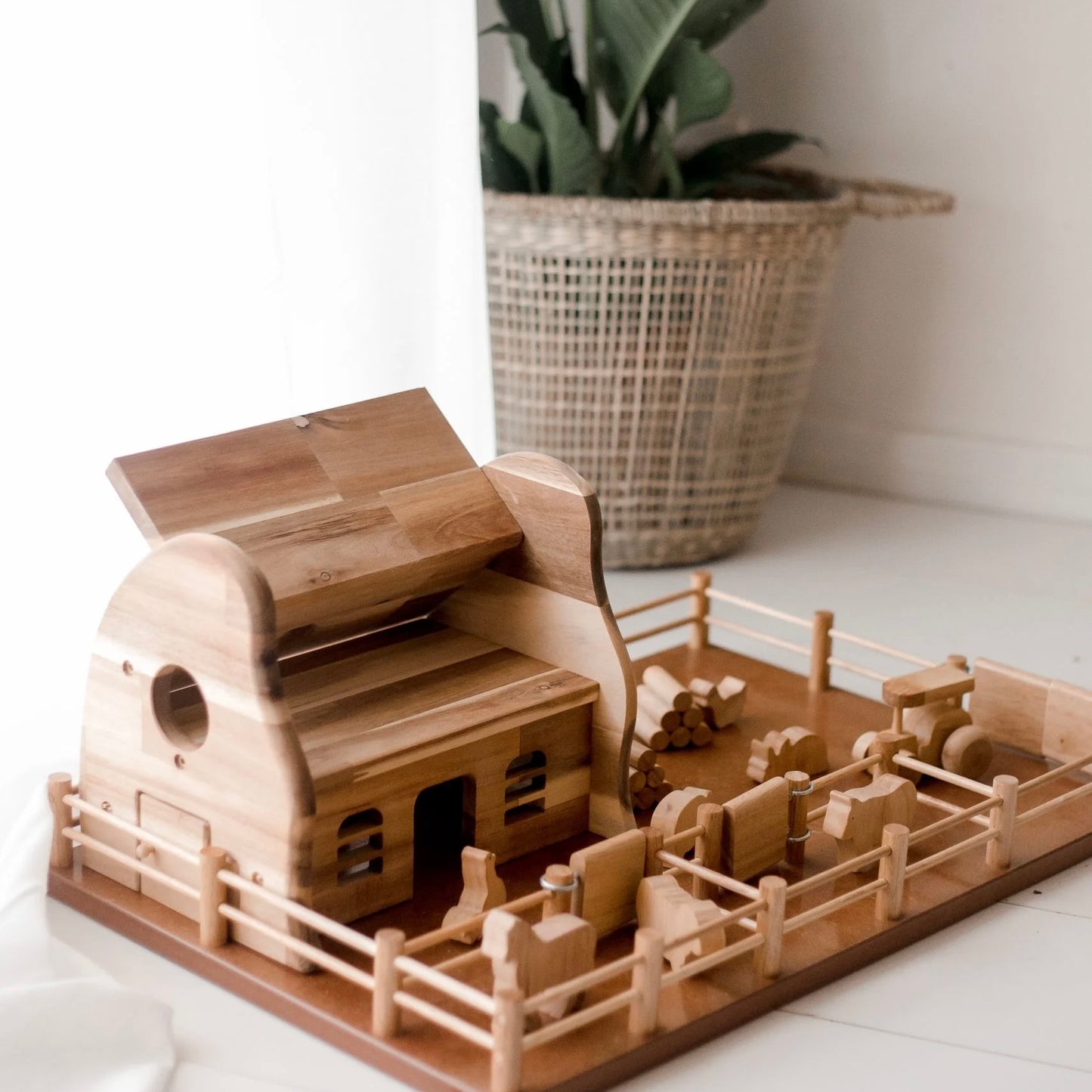 Qtoys Wooden barn and farm animals play set