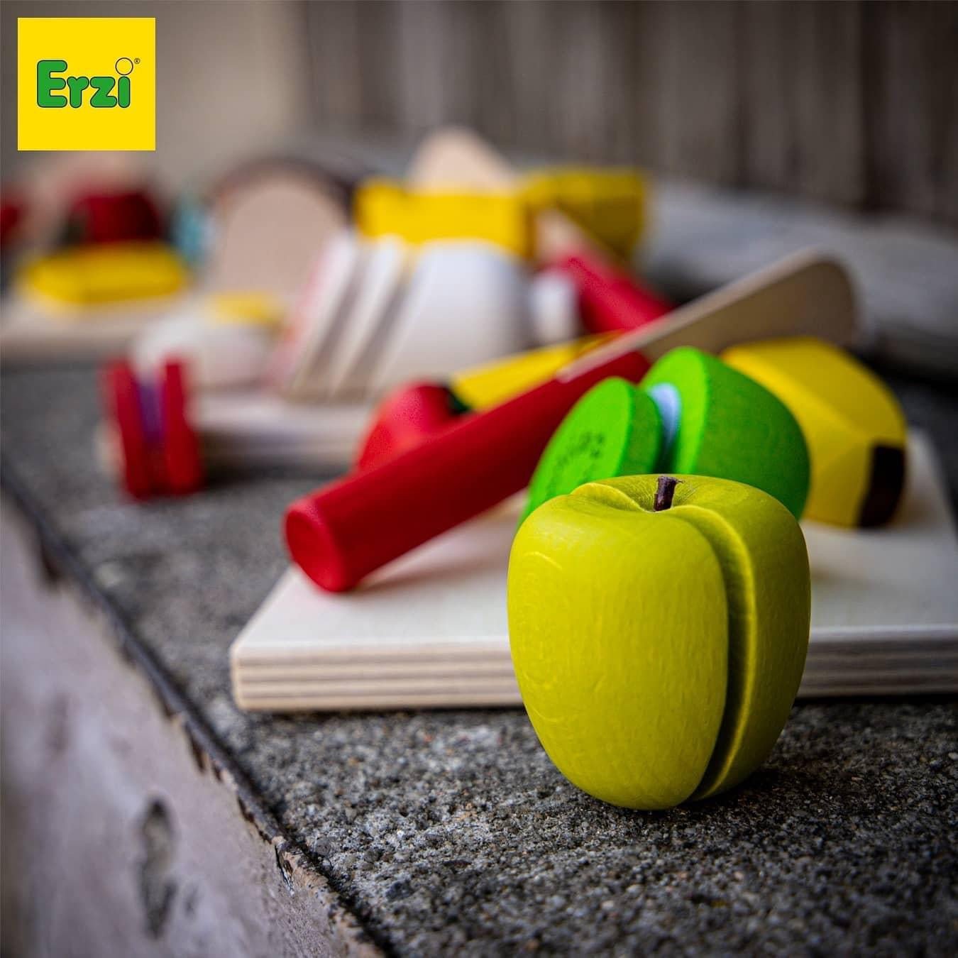 Erzi wooden apple, knife and cutting board