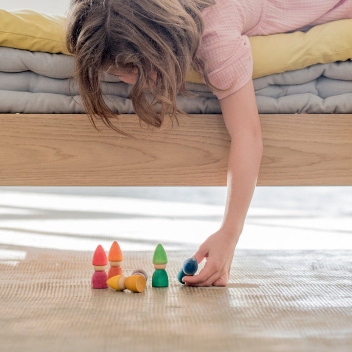 boy playing with grapat wooden rainbow tomtens