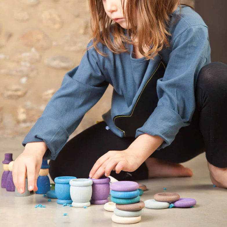 girl playing with grapat aquamarina winter play set with nins, mates, coins, and rings