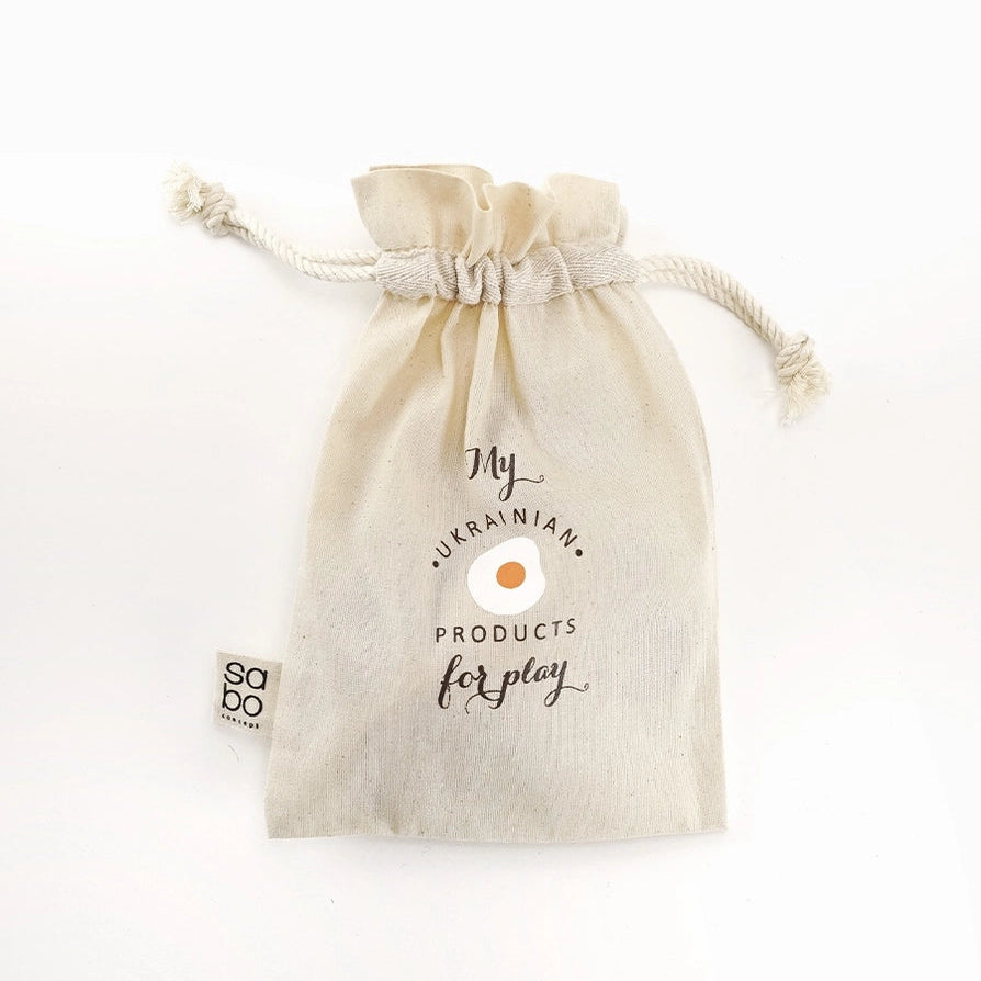 A beige cotton drawstring pouch for play food dinner set from Sabo Concept Ukraine.