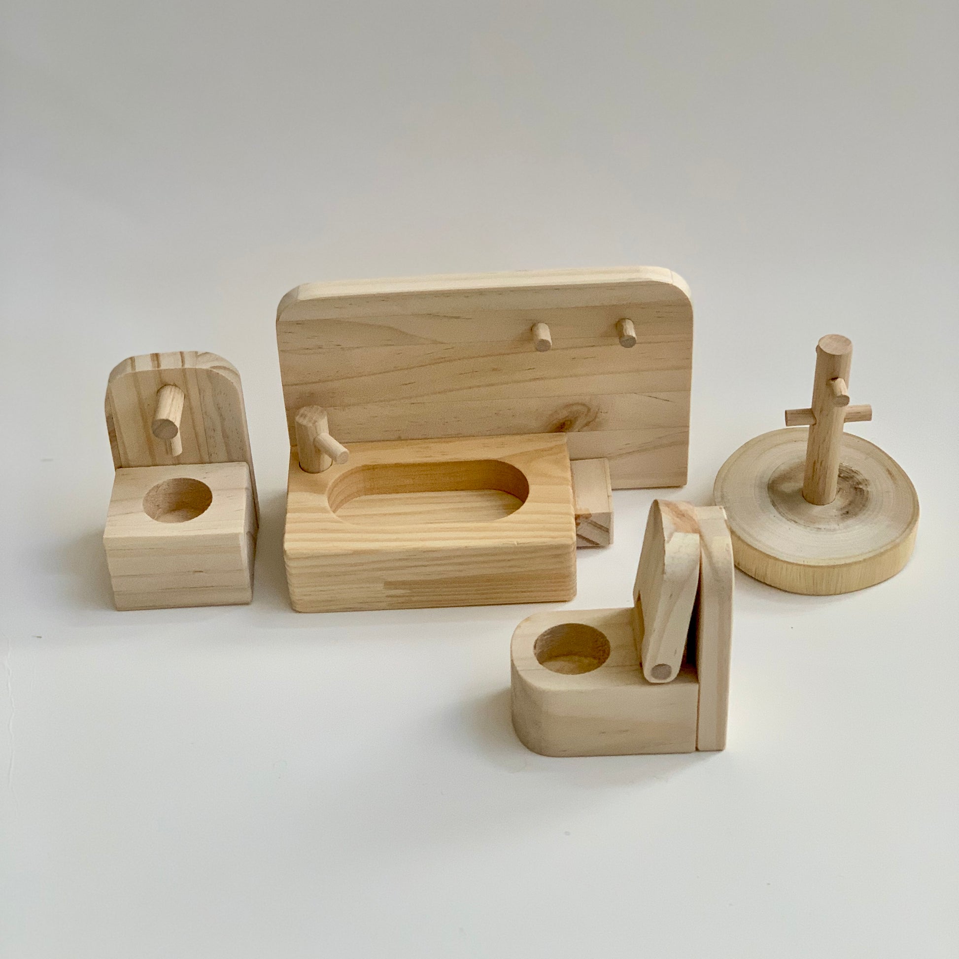 qtoys natural wooden dollhouse bathroom furniture set with sink, bathtub, and toilet