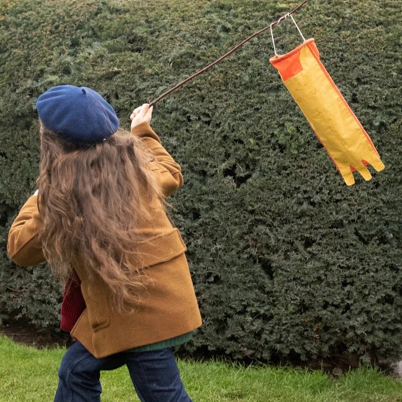 girl with babai cat wind  toy