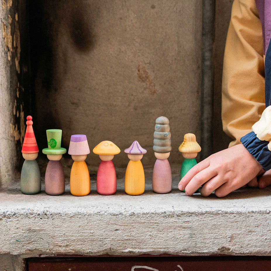 grapt fancy wooden nins peg dolls with interchangeable hats