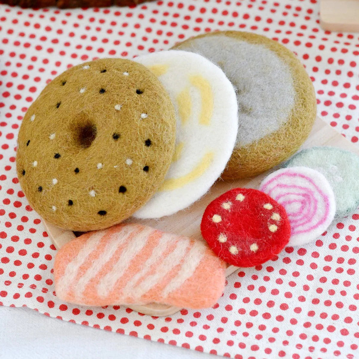 Tara Treasures Felt play food bagel sandwich meal set including a bagel, cream cheese, tomato, onion, cucumber and salmon 